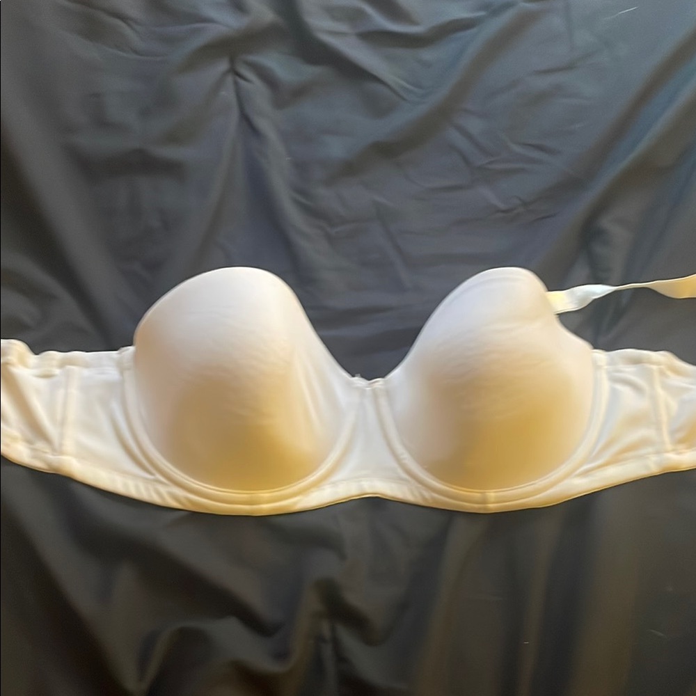 Elegant White Strapless Bra